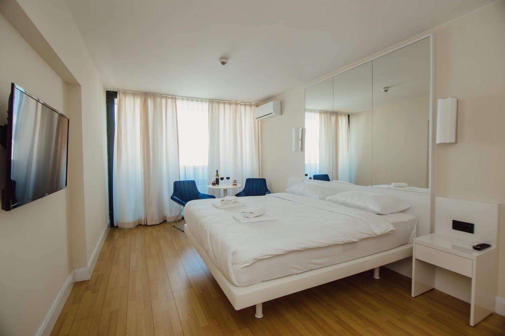 Luxury Beach Front Hotel באטומי מראה חיצוני תמונה